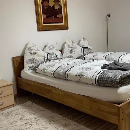 Slavica Dorfstrasse 94 * ランダ